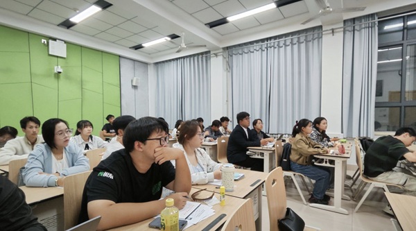 班长支书例会现场.jpg