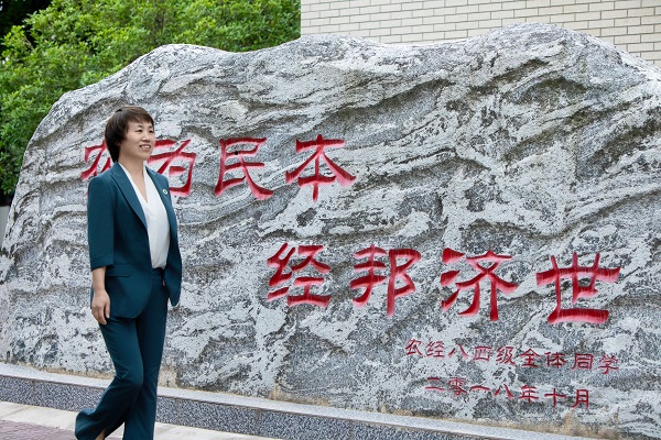 2张晓妮.jpg