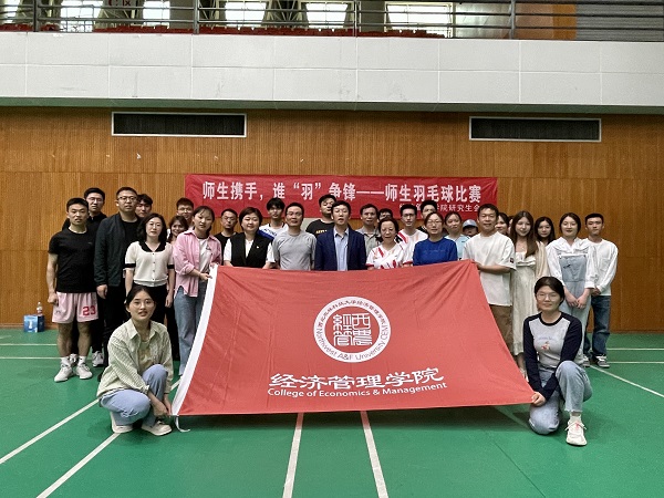 739fb8b9308a46f1af83699bb6e156b4.jpg 师生羽毛球比赛.jpg